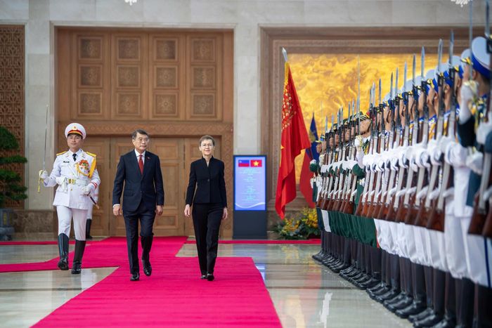 Sau khi nghe quân nhạc cử Quốc thiều hai nước, Thủ tướng Lê Minh Hưng và Thủ tướng Brigitte Haas bước tới cúi chào quân kỳ và duyệt Đội Danh dự Quân đội nhân dân Việt Nam. Tiếp đó, hai nhà lãnh đạo giới thiệu thành phần Đoàn cấp cao hai nước tham dự Lễ đón.