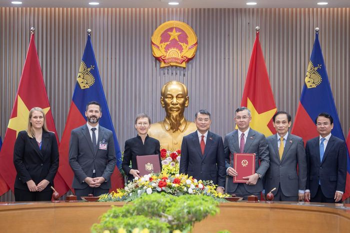 Liechtenstein là quốc gia ở Trung Âu, nằm giữa Thụy Sĩ và Áo, có diện tích 160 km2 và dân số hơn 40.000 người. Quy mô dân số của Liechtenstein rất nhỏ nhưng có nền kinh tế công nghiệp hóa cao độ và là một trung tâm tài chính quốc tế. GDP bình quân đầu người khoảng 218.000 USD năm 2025, thuộc nhóm cao nhất thế giới.