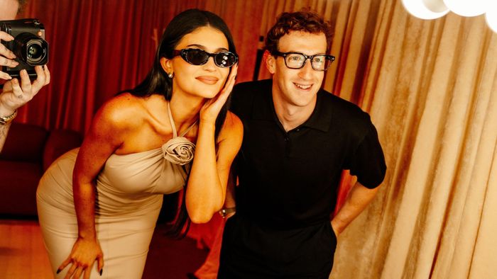  Kylie Jenner và Mark Zuckerberg tại buổi ra mắt các dòng kính Meta Glasses. Ảnh: Hunter Abrams. 