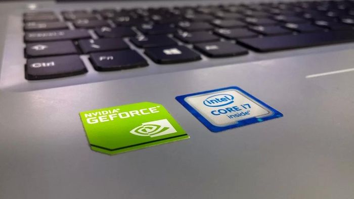 Người dùng không nên dán đè hay tháo những tem quan trọng trên máy. Ảnh: Laptopflow.