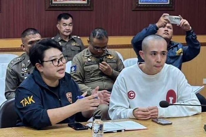  Diễn viên Trung Quốc Vương Tinh (phía trước, bên phải) trao đổi với cảnh sát Thái Lan tại huyện Mae Sot, tỉnh Tak, khu vực biên giới Thái Lan - Myanmar, ngày 7/1/2025. Ảnh: Cảnh sát Hoàng gia Thái Lan.