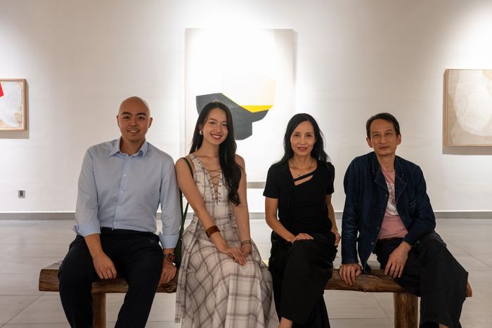  Ngày 6/8, Hoàng Việt cùng Anh Thư tham quan triển lãm "Đi vắng" tại TP.HCM. Tại đây, cả hai chụp ảnh cùng nghệ sĩ Trần Nữ Yên Khê và chồng bà, đạo diễn Trần Anh Hùng. Ảnh: @hoangvietnguyen/Instagram. 