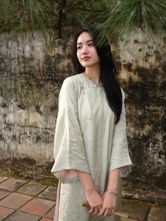  Phan Anh Thư sinh năm 2000, quê ở Huế, tốt nghiệp ngành Thiết kế nội thất, Khoa Mỹ thuật Công nghiệp, Đại học Tôn Đức Thắng. Năm 2019, cô đăng quang Hoa hậu Tuổi teen châu Á tại Ấn Độ và lọt top 25 Miss World Vietnam cùng năm. Ảnh: @athu.phn/Instagram. 