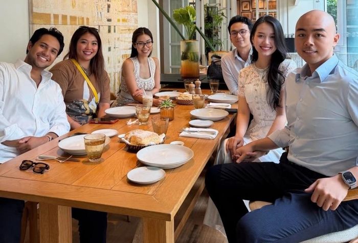  Trong một buổi gặp gỡ nhóm bạn thân có sự góp mặt của Tiên Nguyễn, con gái doanh nhân Johnathan Hạnh Nguyễn, cả hai có khoảnh khắc nắm tay nhau. Tuy nhiên, tại thời điểm đó, họ vẫn chưa công khai xác nhận mối quan hệ. Ảnh: @tiennguyenn/Instagram. 
