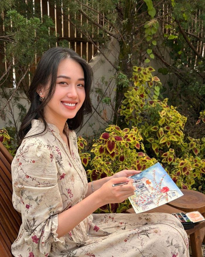  Trong những năm gần đây, nữ họa sĩ theo đuổi chất liệu màu nước và tổ chức hai triển lãm cá nhân là "Em" (2023) và "EM 25" (2026). Trên trang cá nhân, cô thường chia sẻ hình ảnh tham gia các hoạt động cộng đồng như bán tranh gây quỹ, tổ chức workshop, dạy vẽ và hỗ trợ trẻ em vùng cao. Ảnh: @athu.phn/Instagram.
