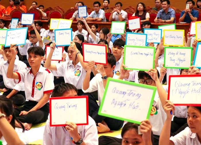 Tại cuộc thi, các em học sinh có thêm cơ hội tìm hiểu sâu sắc hơn về lịch sử dựng nước và giữ nước của cha ông; về những danh nhân, anh hùng dân tộc…