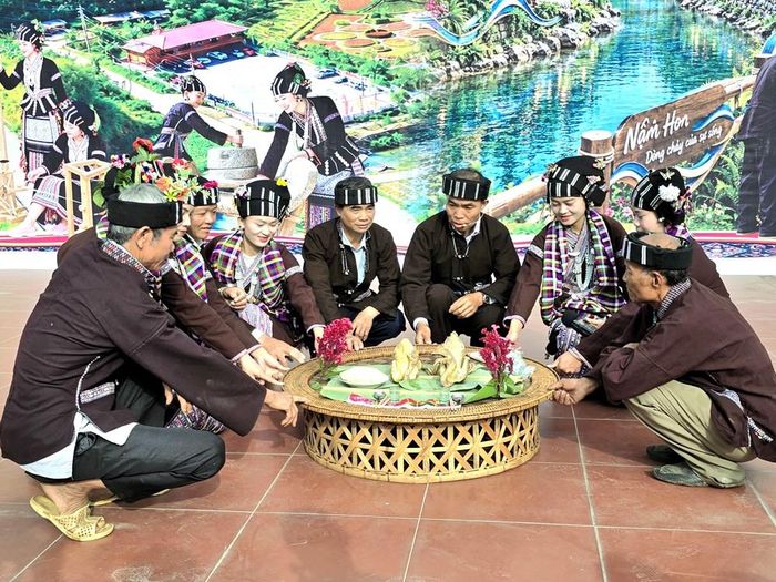 Thầy cúng mời các chủ trâu trở về bàn lễ chính để làm lễ cúng hồn trâu