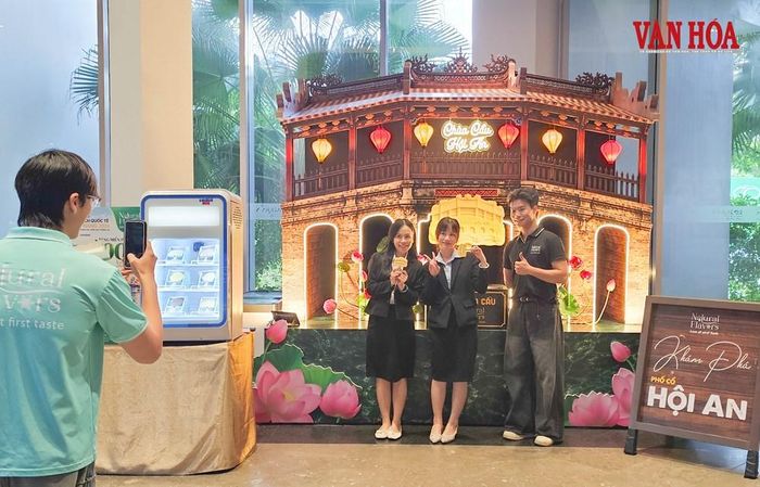 Các gian hàng trưng bày tại DITF 2026 thu hút người tham gia check-in
