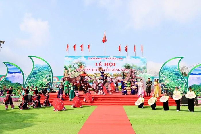 Lễ hội trà Shan tuyết suối Giàng (Lào Cai)