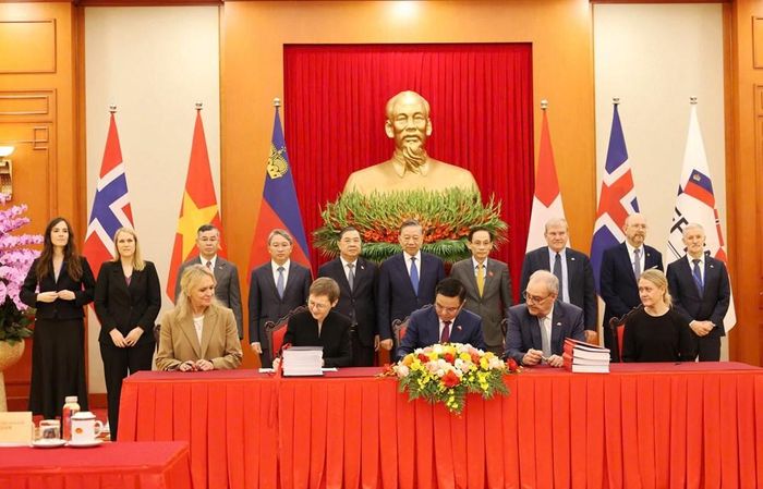 Tổng Bí thư, Chủ tịch nước Tô Lâm và các đại biểu chứng kiến Lễ ký kết Hiệp định Thương mại tự do Việt Nam - EFTA (VEFTA). Ảnh: MOIT