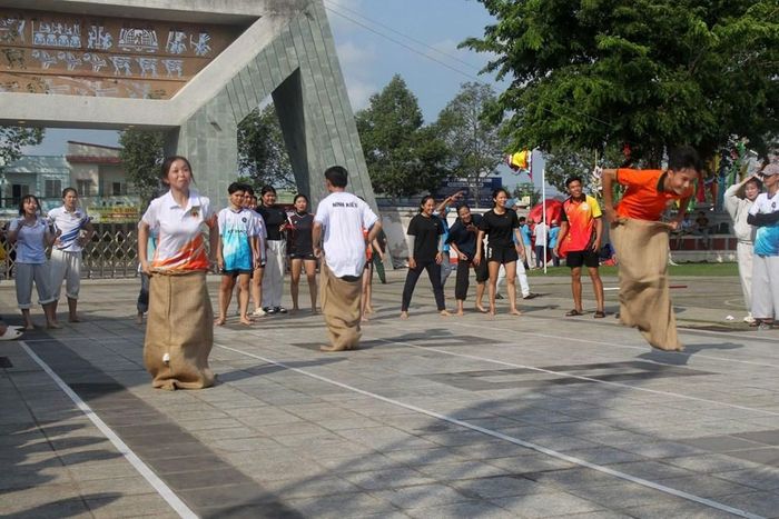 Các ngành chức năng phường Ninh Kiều, TP. Cần Thơ tổ chức hoạt động thể thao nhảy bao bố, phục vụ người dân vui chơi