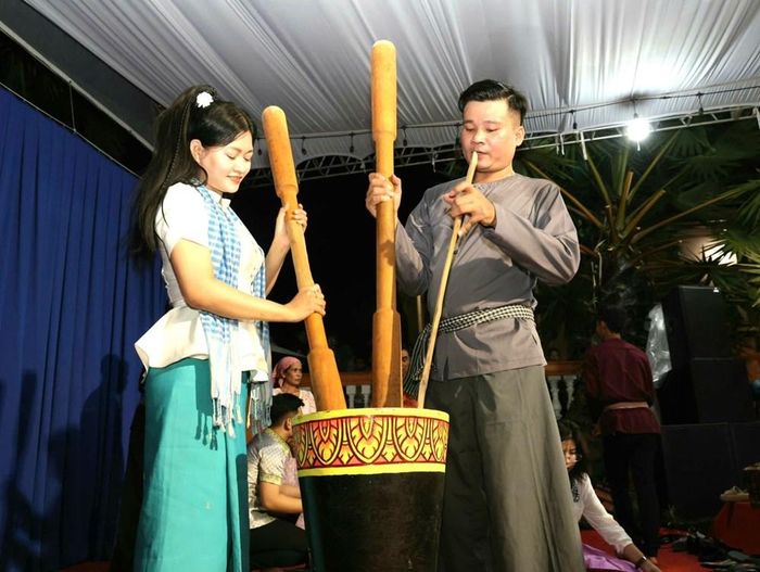 Lễ đút cốm dẹp thường được bà con dân tộc Khmer ở các xã, phường thuộc TP. Cần Thơ tổ chức vào dịp lễ Ok Om Bok hằng năm. Ảnh: Trung Phạm