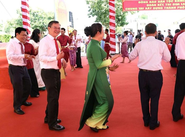Chủ tịch UBND TP. Cần Thơ Trương Cảnh Tuyên (thứ 2 từ trái vào) cùng lãnh đạo thành phố chung vui một tiết mục văn nghệ với bà con Khmer ở xã Gia Hòa, nhân dịp Lễ Sene Dolta ngày 11.10.2026. Ảnh: Trung Phạm