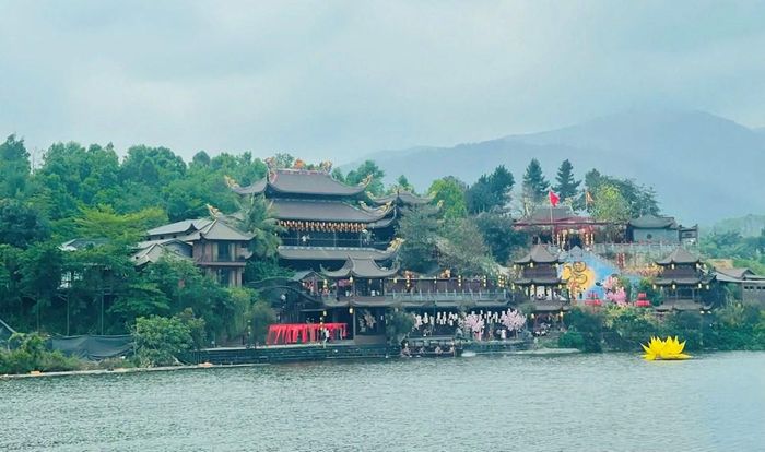Đền Ứng Thiên - Hà Nội. Ảnh: Quang Triều