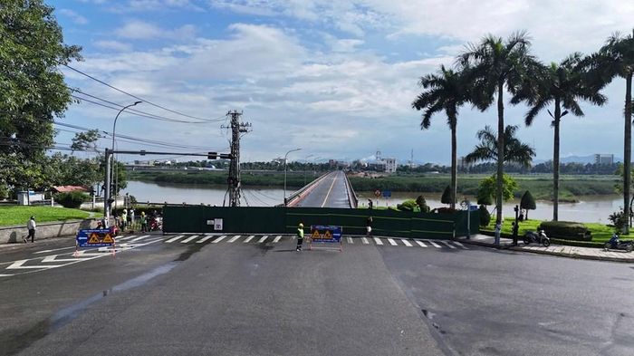Sau khi đóng cầu Trà Khúc 1, các phương tiện được hướng dẫn lưu thông qua cầu Thạch Bích và cầu Trà Khúc 2