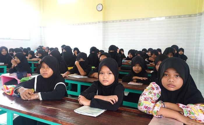 Học sinh Chăm nghe thầy giảng bài tại thánh đường