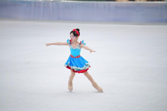 Vận động viên nhí thể hiện bài thi trượt băng nghệ thuật trên sân băng Vincom Ice Rink