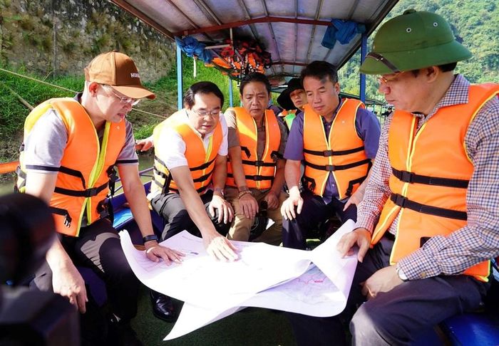 Thứ trưởng Bộ VHTTDL Hoàng Đạo Cương, Bí thư Tỉnh ủy Thái Nguyên Trịnh Xuân Trường cùng đoàn công tác xem phương án quy hoạch bảo tồn, tu bổ, phục hồi Di tích quốc gia đặc biệt Danh lam thắng cảnh hồ Ba Bể