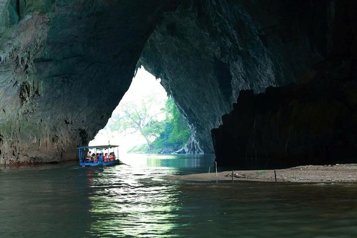 Đoàn khảo sát tại động Puông