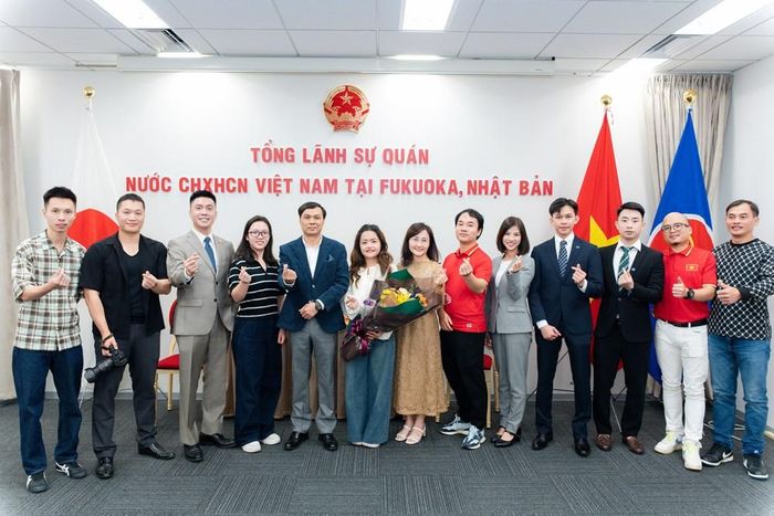 Các đại biểu chụp ảnh kỷ niệm tại chương trình