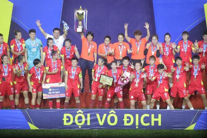 Cô trò HLV Kim Chi ăn mừng chức vô địch