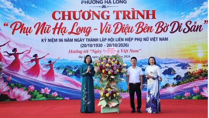 Các đại biểu nhận hoa chúc mừng