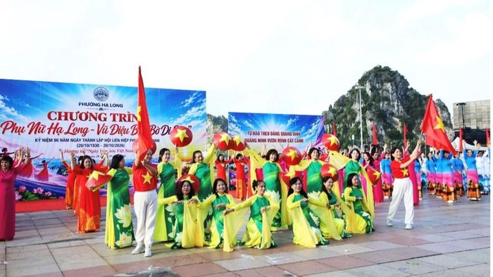 Chương trình "Phụ nữ Hạ Long - Vũ điệu bên bờ di sản" thu hút sự tham gia của nhiều chị em