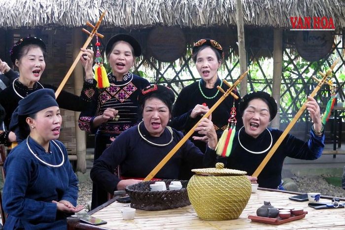 Sức hấp dẫn của đàn Tính nằm ở sự hòa quyện giữa âm sắc nhạc cụ, giọng hát ngân nga và nhịp điệu diễn xướng biến hóa linh hoạt