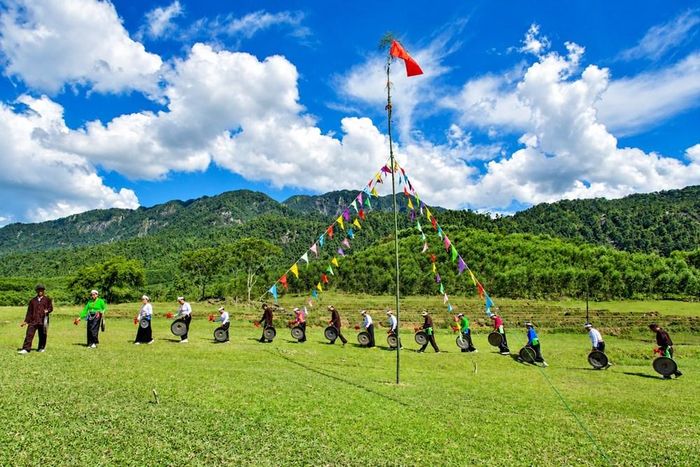 Các thôn phải có nhà văn hóa hoặc nhà làng truyền thống, khu thể thao, điểm vui chơi cho trẻ em