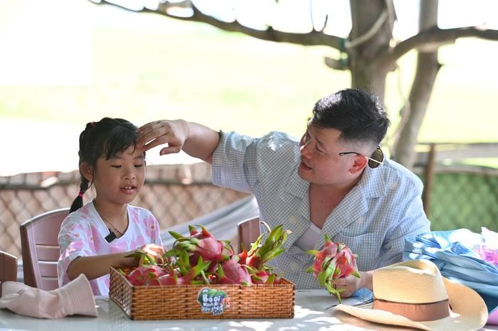 Bố Cường Cá và bé Thỏ vừa tham gia hành trình