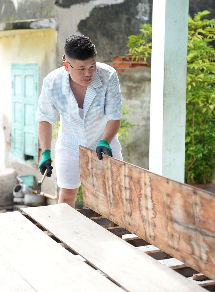Bố Cường Cá sửa phản cho chủ nhà
