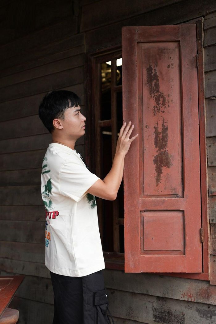 Bố Huy R sửa cửa sổ