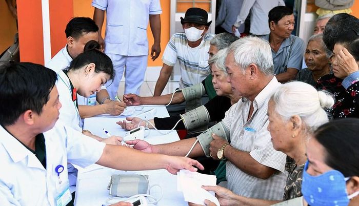 Khám và phát thuốc miễn phí cho người dân tại chương trình về nguồn