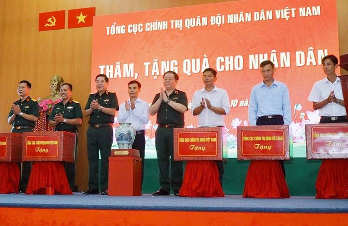 Đại tướng Nguyễn Trọng Nghĩa và Thượng tướng Nguyễn Văn Gấu trao quà tặng các cơ quan, đơn vị tại chương trình