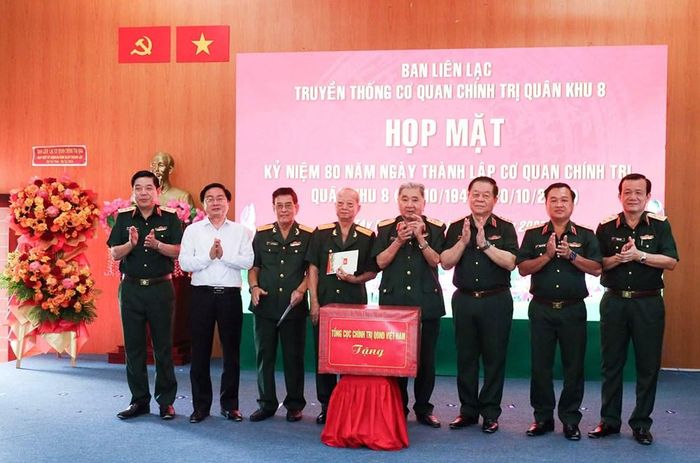 Đại tướng Nguyễn Trọng Nghĩa tặng quà chúc mừng Ban liên lạc Cơ quan Chính trị Quân khu 8 nhân kỷ niệm 80 năm Ngày truyền thống của cơ quan