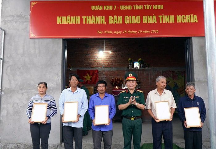 Khánh thành và bàn giao Nhà tình nghĩa cho hộ gia đình khó khăn