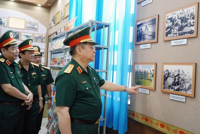 Đại tướng Nguyễn Trọng Nghĩa cùng các đại biểu tham quan Nhà truyền thống Cơ quan Chính trị Quân khu 8; tìm hiểu tư liệu, hình ảnh về lịch sử xây dựng, chiến đấu và trưởng thành của Cơ quan