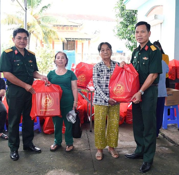 Đại diện các đơn vị tặng quà động viên các gia đình có hoàn cảnh khó khăn tại địa phương