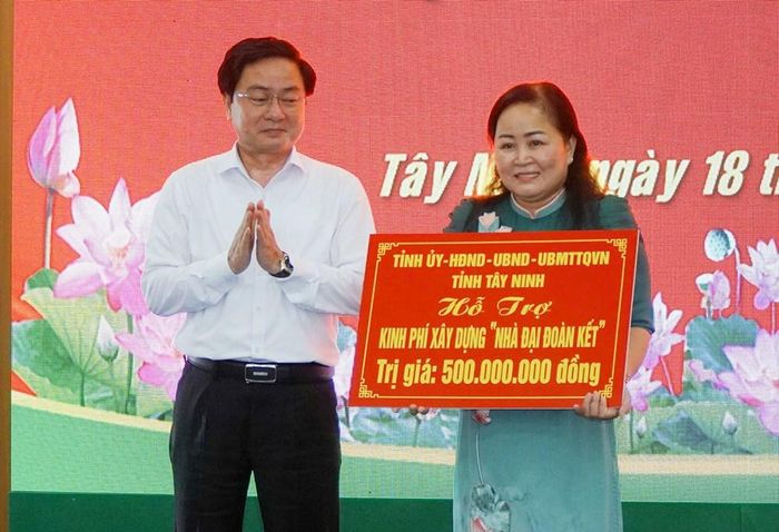 Bí thư Tỉnh ủy Tây Ninh Nguyễn Văn Quyết trao kinh phí hỗ trợ địa phương xây dựng "Nhà đại đoàn kết" cho người dân
