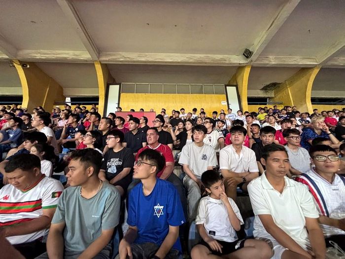 Cổ động viên ngồi kín các khán đài