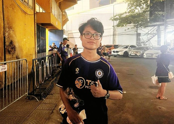Anh Quang mang theo áo đấu đến để xin chữ ký của cầu thủ đội Hà Nội FC