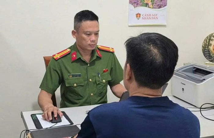 Công an phường Vinh Hưng, Nghệ An làm việc với ông T