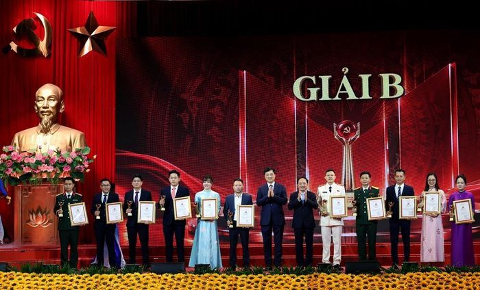 Ủy viên Bộ Chính trị, Bí thư Trung ương Đảng, Trưởng Ban Tổ chức Trung ương Nguyễn Duy Ngọc và Ủy viên Bộ Chính trị, Bí thư Trung ương Đảng, Trưởng Ban Tuyên giáo Trung ương Trịnh Văn Quyết trao giải B cho các tác giả, nhóm tác giả