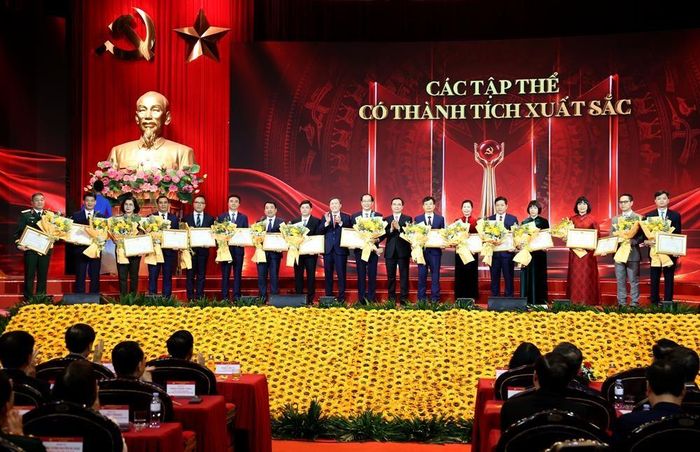 Ủy viên Trung ương Đảng, Chủ tịch Viện Hàn lâm Khoa học xã hội Việt Nam Lê Văn Lợi và Uỷ viên Trung ương Đảng, Tổng Biên tập Tạp chí Cộng sản Dương Trung Ý trao giải cho các tập thể có thành tích xuất sắc trong tổ chức, triển khai Cuộc thi lần thứ Sáu, năm 2026