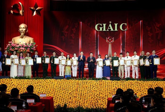 Ủy viên Bộ Chính trị, Giám đốc Học viện Chính trị quốc gia Hồ Chí Minh Đoàn Minh Huấn, Phó Trưởng Ban Chỉ đạo 35 Trung ương, Trưởng Ban Chỉ đạo Cuộc thi và Ủy viên Bộ Chính trị khoá XIII, Chủ tịch Hội đồng Lý luận Trung ương Nguyễn Xuân Thắng trao giải C cho các tác giả, nhóm tác giả