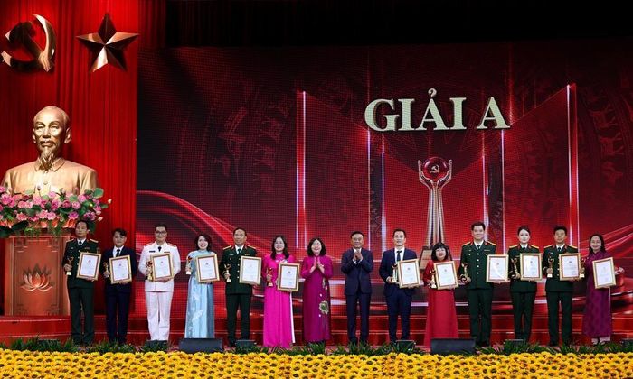 Uỷ viên Bộ Chính trị, Thường trực Ban Bí thư Trung ương Đảng Trần Cẩm Tú, Trưởng Ban Chỉ đạo 35 Trung ương và Uỷ viên Bộ Chính trị, Bí thư Trung ương Đảng, Chủ tịch Uỷ ban Trung ương Mặt trận Tổ quốc Việt Nam Bùi Thị Minh Hoà trao giải A cho các tác giả, nhóm tác giả