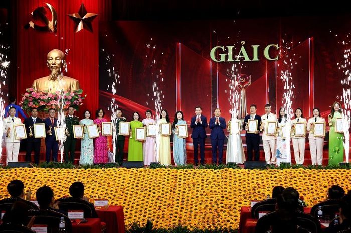 Uỷ viên Trung ương Đảng, Phó Bí thư thường trực Đảng uỷ các cơ quan Đảng Trung ương Nguyễn Long Hải và Ủy viên Trung ương Đảng, Phó Giám đốc Thường trực Học viện Chính trị quốc gia Hồ Chí Minh Lê Hải Bình trao giải C cho các tác giả, nhóm tác giả