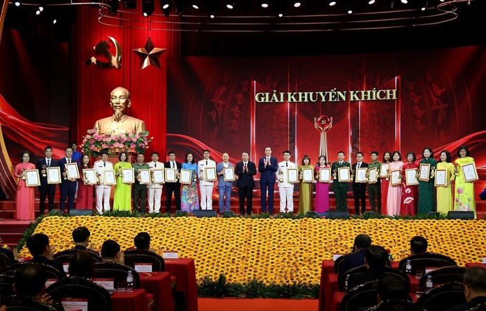 Uỷ viên dự khuyết Ban Chấp hành Trung ương Đảng, Thứ trưởng Bộ VHTTDL Nguyễn Huy Dũng trao giải Khuyến khích cho tác giả, nhóm tác giả