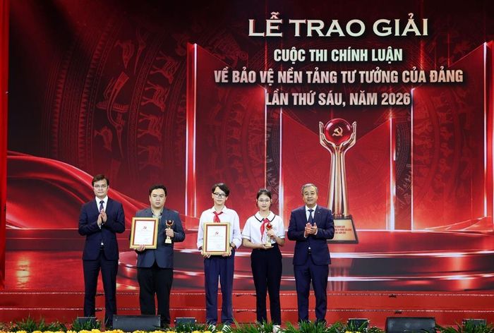 Ủy viên Trung ương Đảng, Phó Trưởng Ban Tuyên giáo Trung ương Ngô Đông Hải và Ủy viên Trung ương Đảng, Phó Chủ tịch Ủy ban Trung ương MTTQ Việt Nam, Bí thư thứ nhất Trung ương Đoàn TNCS Hồ Chí Minh Bùi Quang Huy trao phần thưởng cho đại diện tác giả lớn tuổi và tác giả nhỏ tuổi tiêu biểu tham gia Cuộc thi