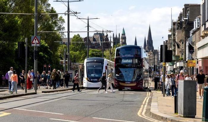 Edinburgh là thành phố có hệ thống giao thông công cộng được đánh giá cao nhất tại Vương quốc Anh, vượt qua London. Ảnh: Edinburgh Trams